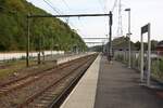 Haus- und Inselbahnsteig des SNCB Gare de Yvoir vom Vorplatz gesehen am 24.Juli 2026.