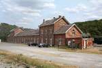 Vorplatzansicht des imposanten Aufnahmsgeb�ude des Gare de Treignes am 25.Juli 2026.
