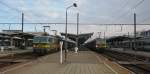 Diese Aufnahme entstand am zweiten Neujahrstag 010 in Kortrijk und zeigt 2 abfahrtbereite Personenzge, jedoch mit zwei unterschiedlichen Zugloks.