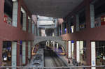 Blick in die beeindruckende Bahnhofskonstruktion von Antwerpen Centraal, wo sich die Züge nur so stapeln.