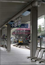 Schräger Durchblick -    Die obere Ebene mit den Kopfgleisen des Bahnhofes Antwerpen Centraal.