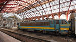 Eine Lokomotive der Baureihe HLE 27 im Bahnhof Antwerpen Centraal.