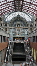 Blick auf die verschiedenen Etage im Bahnhof Antwerpen Centraal, das Innenportal im Stile des Eklektizismus ist wirklich beeindruckend.