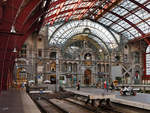 Das imposante Innenportal des Bahnhofes Antwerpen Centraal wurde im Stil des Eklektizismus errichtet. (Juli 2018)