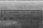 Ein Firmenschild auf dem staubbehaarten Hydraulikstempel von einem der mehr als hundert Jahre alten Prellböcken.