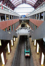 Der Bahnhof Antwerpen Centraal ist mehrstöckig. Reisezug in der untersten Ebene. 7.3.2023