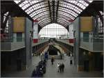 Die Halle des Bahnhofs Antwerpen-Centraal wurde von dem Architekten Clement Van Bogaert aus Stahl errichtet.