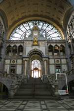 Treppen im Bahnhof Antwerpen (Station Antwerpen-Centraal). Laut  newsweek  der viertschnste Bahnhof der Welt.