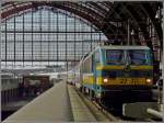 HLE 2727 (mit fehlender 2 und defektem 3. Spitzenlicht) wartet am 23.06.10 mit M 6 Wagen auf die Abfahrt im Bahnhof Antwerpen Centraal. (Jeanny)