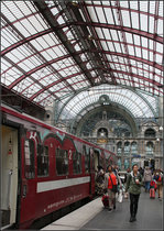 Farblich passend -    Der alte belgische Triebwagen passt farblich ganz gut zur Stahlkonstruktion der Bahnsteighalle des Bahnhofes Antwerpen Centraal.