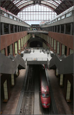 Blick in die Tiefe eines Bahnhofes -    Der Bahnhof Antwerpen Centraal ist auch hochmodern.