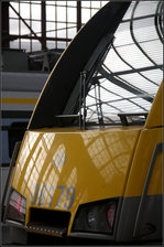 Bahnhofspiegelungen -    In der Front eines belgischen AM 08 Triebzuges spiegelt sich auf Teile der Bahnsteighalle von Antwerpen Centraal.