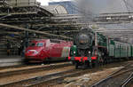 Dampflok 29.013 begegnet während einer Eisenbahnveranstaltung dem planmäßig verkehrenden Thalys-Triebzug aus Paris.
Aufgenommen im Bahnhof Bruxelles-Midi/Brussel-Zuid am 16. September 2007.
