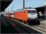 Die TRAXX E 186 118 wartet am 30.05.09 mit einer niederlndischen Wagengarnitur im Bahnhof Bruxelles Midi auf die Abfahrt nach Amsterdam. (Hans) 