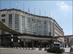 Bahnhof Bruxelles-Central/Brussel-Centraal -

Aussenansicht des Bahnhofes Centraal in Osten des Brüssler Stadtzentrum. Er wurde 1958 zusammen mit der Innenstadt-Tunnelstrecke eröffnet und hat sechs Gleise. 

23.06.2016 (M)
