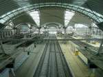 Aussicht auf die Bahnsteige und die interessante Dachkonstruktion des Bahnhofs von Leuven/Louvain.