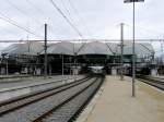 Gesamtaussicht auf das Dach ber den Bahnsteigen und Gleisen des Bahnhofs von Leuven/Louvain.