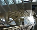 Auf diesem Bild sieht man die wuchtigen Sttzen unter der Fugnger Brcke des Bahnhofs von Lige Guillemins. Links im Bild erkennt man eine der gehbehinderten gerechten Rolltreppen. 17.02.08