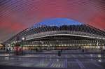 Lige-Guillemins im Fuballfieber. In der vergangenen Woche hatte Standard Lttich die Mglichkeit, in Belgien das Double zu gewinnen. Aus diesem Anla wurde der Bahnhof Guillemins whrend der ganzen Woche rot, den Vereinsfarben von Standard, angestrahlt. Die Meisterschaft wurde zwar knapp verpat, jedoch gewannen die Ltticher am Samstagabend das Pokalendspiel gegen Westerlo mit 2-0. Das Bild entstand am 20/05/2011. 