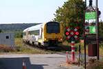 SNCB AM 41 4172 (95 88 0041 72  ?-?) als erstes Fahrzeug des S64 Zug 3931 (Couvin - Charleroi-Central) am 25.Juli 2026 bei der EK der Zufahrt zum Depot Mariembourg.
