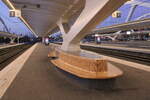 Sitzgelegenheiten auf den Bahnsteigen im neugebauten Bahnhof in Mons; am 06.04.2026.