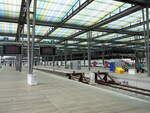 Blick auf die modern überdachten Bahnsteige des Bahnhofs Oostende.