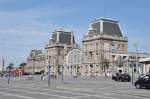 Das imposante Bahnhofsgebude von Oostende strahlt in der Nachmittagssonne.