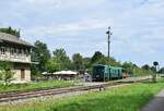 Nachdem das Rangieren erledigt war konnte man sich ein wenig am Bahnhof umsehen. Dort hat sich in den vergangenen Jahren doch so einiges getan. Früher standen dort 2 grüne Personenwagen. Heute einer davon durch einen Flachwagen ersetzt worden und es wurde ein Cafe daneben eröffnet welches auch die Waggons mit nutzt. Links ist das alte Stellwerk RW zu sehen.

Raeren 29.08.2023