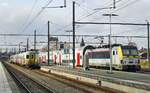 Am 22.11.2023 verlassen AM66 663 und 662 den Bahnhof Welkenraedt in Richtung Aachen, daneben die 1850 am Schluss eines IC nach Kortrijk/Courtrai.