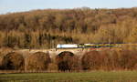 Eine 186er  fährt über das Viadukt von Remersdael(B) mit einem  Mercedes-Zug aus Kornwestheim(D) nach Zeebrugge-Ramskapelle(B) aus Richtung Aachen-West über Montzen und fährt in Richtung Vise(B). 
Aufgemmen von der Rue de Remersdael.
Bei schönem Frühlingswetter am 17.2.2019.