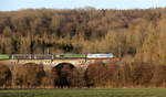 186 297-8 und eine Class 66 beide von der Rurtalbahn kommen mit ein Autozug aus Belgien nach Aachen-West und fahren über  Viadukt von Remersdael(B) in Richtung Montzen(B),Aachen(D).