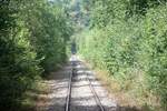 Streckenabschnitt der CFB (Le Chemin de Fer Du Bocq) zwischen Purnode und Dural mit den 3 Tunnel im Hintergrund. - Bild vom 24.Juli 2026.