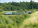 SNCB E-Lok 1501 mit ihrem Sonderzug bestehend aus M 2 Wagen beim Verlassen des Tunnels in der Nhe von Vonche.