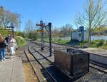 Die Formsignale und der Wasserkran am 07.04.2026 im Bahnhof Cambron-Abbey in Pairi Daiza.