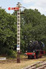 Formsignal im Gare de Treignes mit der CFV3V 158  ELNA 5  (ex�Teutoburger Wald-Eisenbahn�154, ex�Kleinbahn Kaldenkirchen–Br�gge�158, ex Stoomtram Goes-Borsele 7 [NL], Hersteller: Henschel &