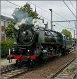 Anlsslich einer Veranstaltung zur Feier 175 Jahre Eisenbahn in Belgien am 08.05.10, setzt sich die Dampflok 29.013 der SNCB Holding im Bahnhof von Schaerbeek vor ihren Sonderzug, um diesen kurze Zeit