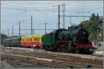 Der bunt zusammengemixte Museumszug wird am 16.08.09 von der P 8 Dampflok 64.169 in den Bahnhof von Ciney gezogen.