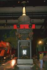 Ein vor 1913 hergestelltes originalgetreues Holzmodell der 1835 von Tayleur/GB gebauten Lokomotive  L'El�phant  ist in der Train World ausgestellt. - Die Originallok hatte den allerersten Personenzug in Belgien gezogen. - Bild vom 23.Juli 2026.