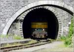 Wer versteckt sich denn da im Tunnel von Spontin? Die umgebaute NOHAB 5212 erreicht den Bahnhof von Spontin aus Richtung Purnode whrend des Rundnasentreffens auf der  Ligne du Bocq  am 16.05.09. (Jeanny)