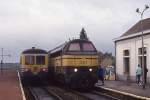 Bahnhof Bertrix  SNCB Altbau Triebwagen 4509 neben Diesellok 5313  am 10.08.1993