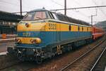 SNCB 5523 treft mit ein IR aus Luxembourg am 13 Juli 1999 in Lüttich-Guillemins ein. Mit elektrisches Heizung ausgerüstette Loks bekamen diese blau-gelbe Farben statt das gelb mit grüne Linien, üblich bei Belgische Streckendieselloks der 80er und 90er jahre.