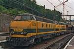 Am 28 Mai 1994 steht 6274 mit ein Gleisbauzug in L�ttich-Guillemins, wo der Grossumbau und grundlegender Modernisierung gerade angefangen hat. Damals waren die 62/63 Dieselloks noch in di9e rangen der NMBS/SNCB; heute sind die noch aktive 62/63 blau  ...