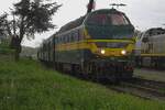 Ex-NMBS 6219 steht mit ein Pendelzug in Eeklo am grauen Nachmittag von 6 Mai 2023 und wird von offenbarer Pfad fotografiert w�hrend das Dampdwochenende der SCM.