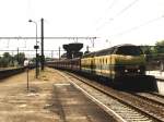 Alt und neu: 6296 und 6297 mit IR 3233 Neerpelt-Antwerpen Oost und eine Thalys auf Bahnhof Antwerpen Oost am 21-5-2001. Bild und scan: Date Jan de Vries.