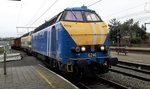 6246 der Infrabel am 10.Februar 2016 vor einem Arbeitszug im Bahnhof Tongeren