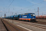 Raildox im Doppelpack: kurz nach der 203 kam Raildox 76 110-0 mit einem Ganzzug Schüttgutwagen durch den Güterbahnhof Magdeburg-Rothensee.