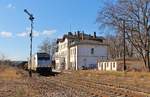 76 111 zu sehen mit dem Stahlzug von Könitz (Stahlwerk Thüringen) nach Cheb/Cz am 27.02.17 in Pößneck oberer Bahnhof.