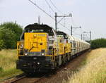 7868,7785 beide von der SNCB kommen durch Geleen-Lutterade(NL) mit einem langen Kalkleerzug aus Millingen(D) nach Yves-Gomezee(B) und fahren in Richtung Maastricht(NL).