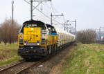 7867,7789  beide von Lineas  kommen durch Geleen-Lutterade(NL) mit einem langen Kalkleerzug aus Millingen(D) nach Yves-Gomezee(B) und fahren in Richtung Maastricht(NL).