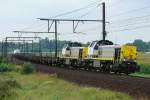 Mit gemeinsamen Kräften ziehen HLD 7839 und 7719 einen kurzen Güterzug über die Schleife bei Ekeren nach Antwerpen-Noord.